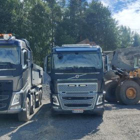 Cattipojat Oy:n konekalustoa: 2 kuorma-autoa ja pyöräkuormaaja.