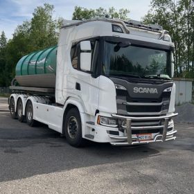 Rekka-auto varusteltuna lokasäiliöllä.